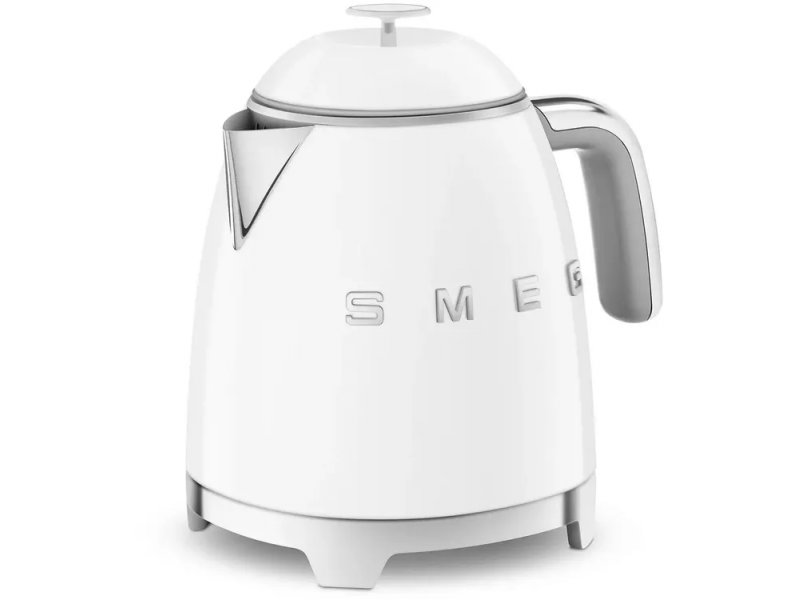 Smeg KLF05WHEU вид спереди-сбоку с носиком и ручкой, подставка с ножками