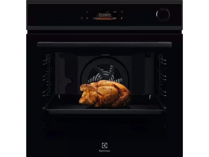 Electrolux EOC8P39H встраиваемый духовой шкаф с открытой дверцей и запечённой курицей внутри
