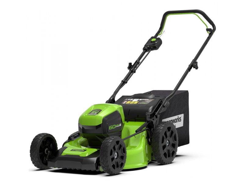Greenworks GD60LM46HP вид спереди-сбоку, зелёный корпус, стальная дека, чёрный травосборник 55 л