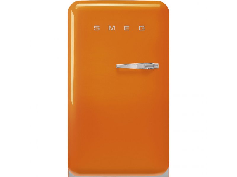Smeg FAB10LOR6 оранжевый — вид спереди, хромированная ручка и логотип Smeg