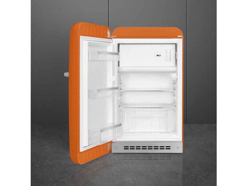 Smeg FAB10LOR6 открытая дверца — внутренний вид с полками, отделением для овощей и демонстрация вместимости