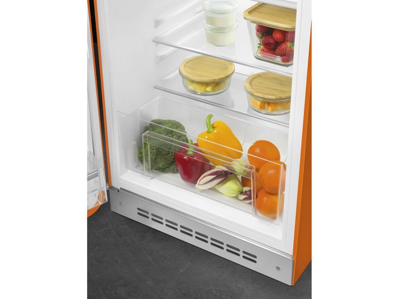 Smeg FAB10LOR6 внутренний вид — стеклянные полки, ящик для овощей и организация пространства с продуктами