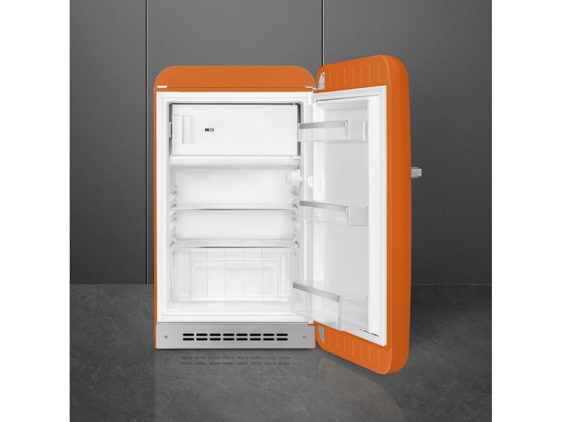 Smeg FAB10ROR6 внутри — белый интерьер, две стеклянные полки, морозильная камера сверху