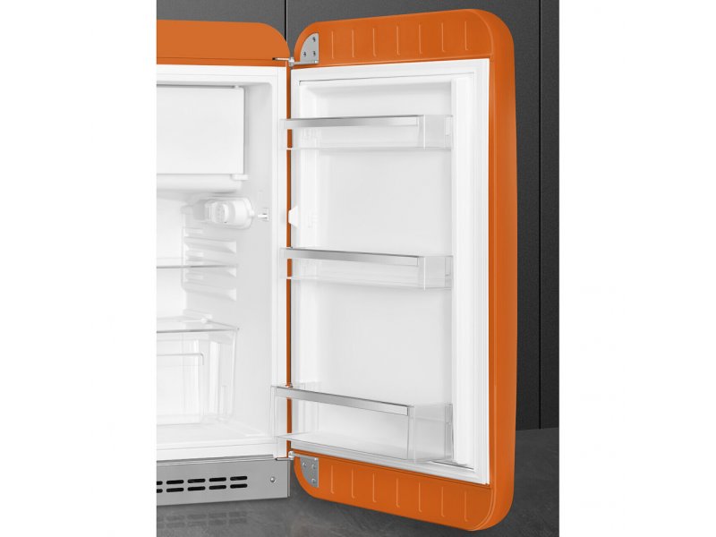 Smeg FAB10ROR6 внутри — полки двери и основное отделение холодильной камеры