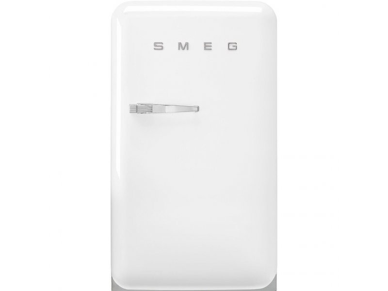 Smeg FAB10RWH6 белый — вид спереди, закрытая дверь с логотипом и хромированной ручкой