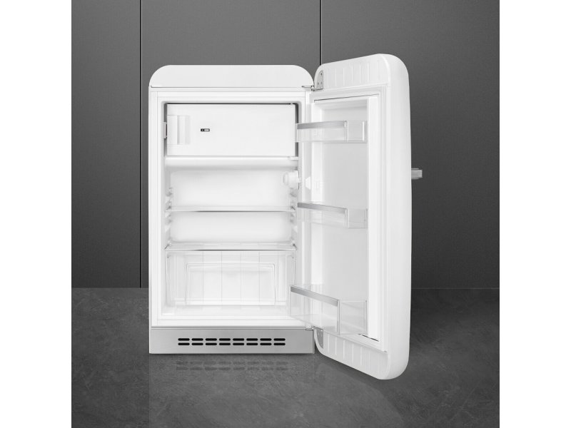 Smeg FAB10RWH6 белый — открытая дверь, внутреннее пространство с полками и морозильным отделением