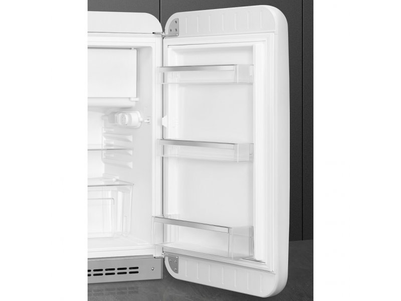Smeg FAB10RWH6 — внутреннее устройство: полки холодильной камеры и морозильное отделение сверху