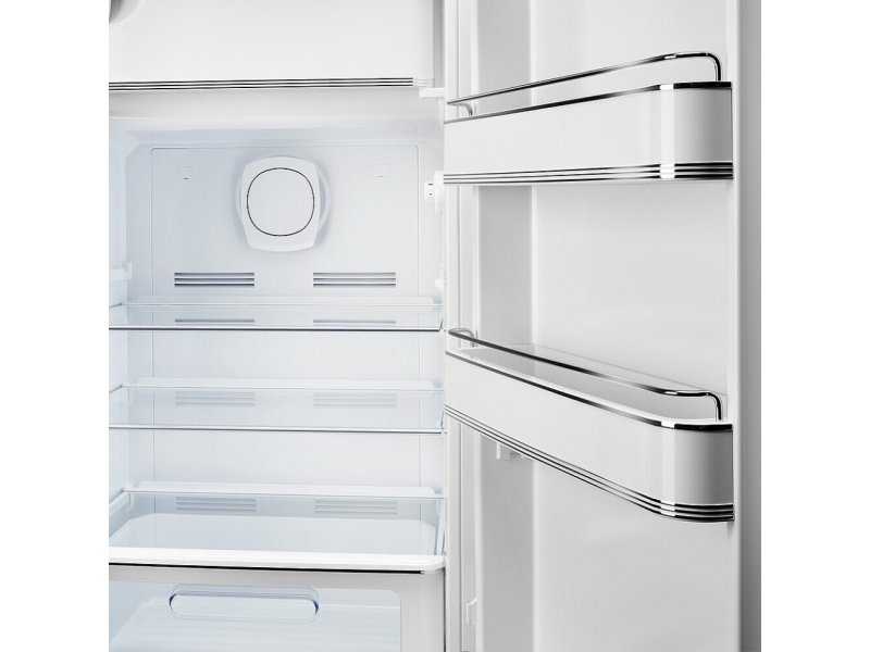 Smeg FAB28RLI6 — внутреннее пространство камеры с тремя стеклянными полками