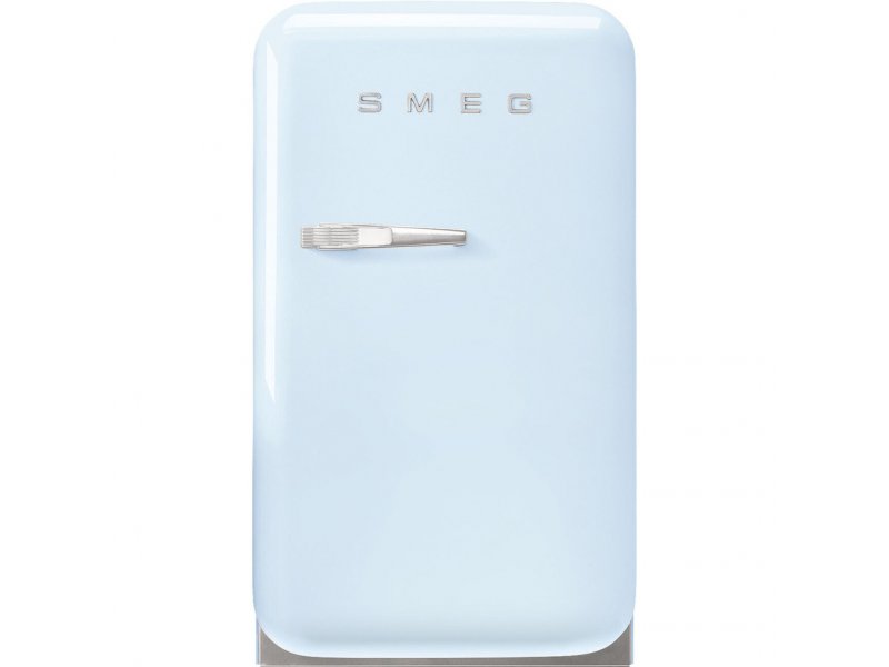 Smeg FAB5RPB6 пастельный голубой — компактный ретро-холодильник с хромированной ручкой, вид спереди
