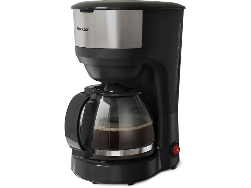 Blackton Bt CM4115 капельная кофеварка вид спереди с кувшином и красной кнопкой включения