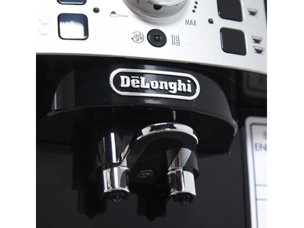 De Longhi ECAM 22.110.B — двойная система раздачи кофе и пара, патрубки с логотипом De Longhi