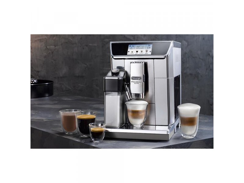 De Longhi ECAM650.55.MS на кухонном столе — вид сбоку, разные напитки: эспрессо, американо, капучино