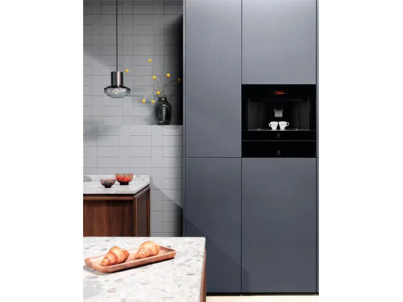 Electrolux EBC85H встраиваемая кофемашина в интерьере кухонного гарнитура