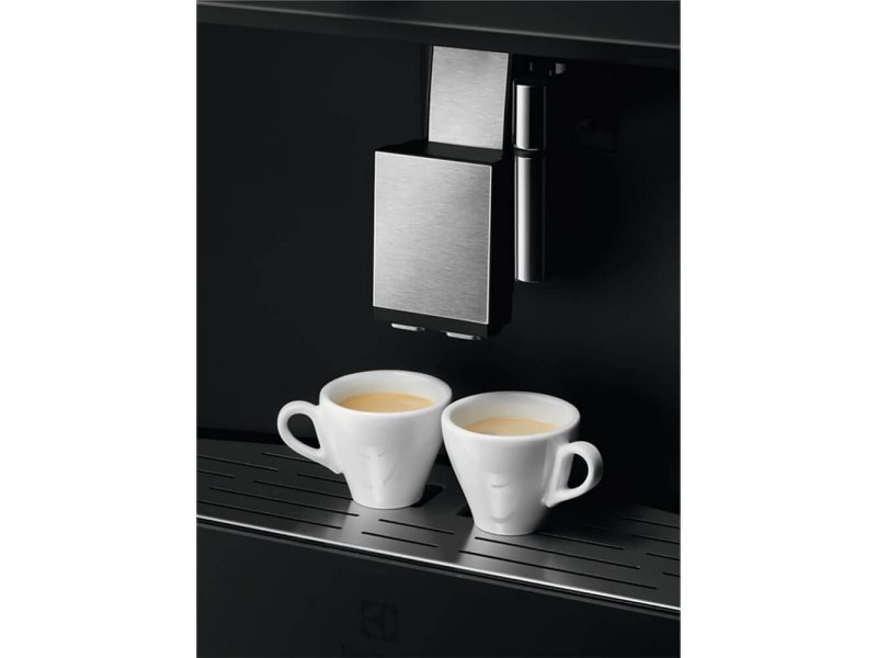 Electrolux KBC85X — съёмный резервуар воды 2,5 л и контейнер для использованного кофе