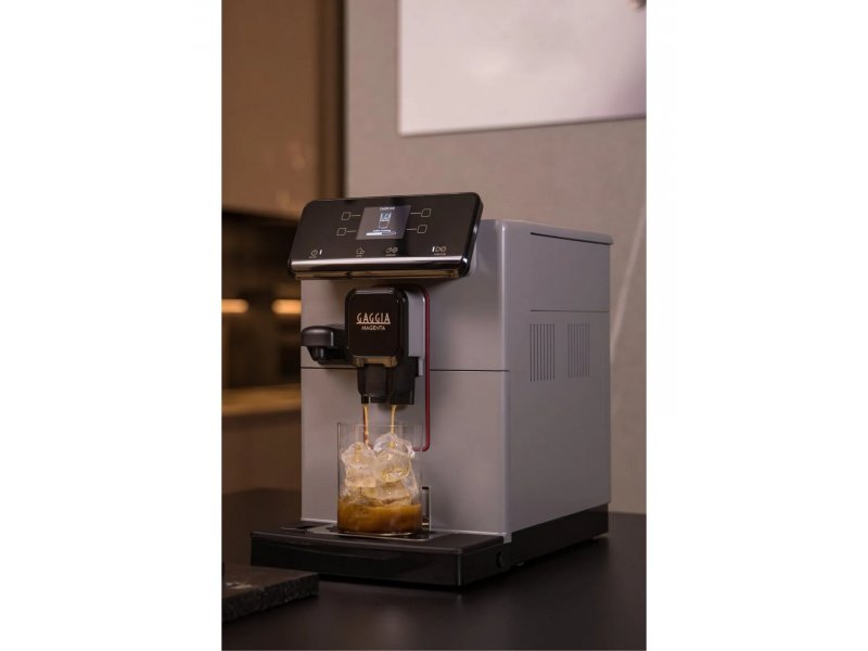 Gaggia EG6603/40 в интерьере — приготовление напитка со льдом, сенсорная панель, общий вид