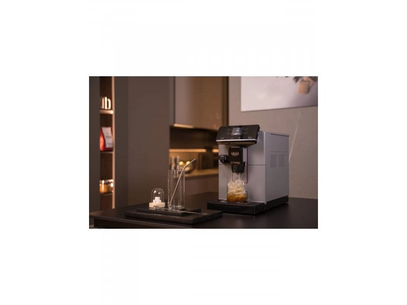 Gaggia EG6603/40 в интерьере кухни — размер в контексте помещения, готовый напиток на столешнице