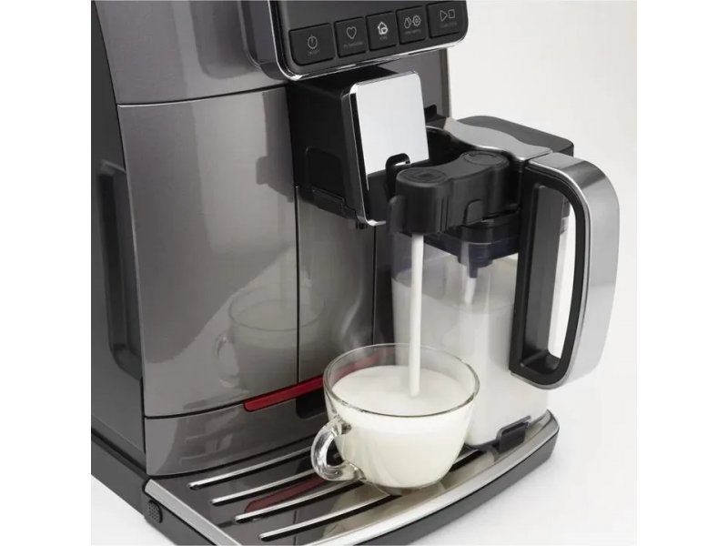 Gaggia RI9604/01 процесс приготовления — молочная пена подаётся в чашку через диспенсер
