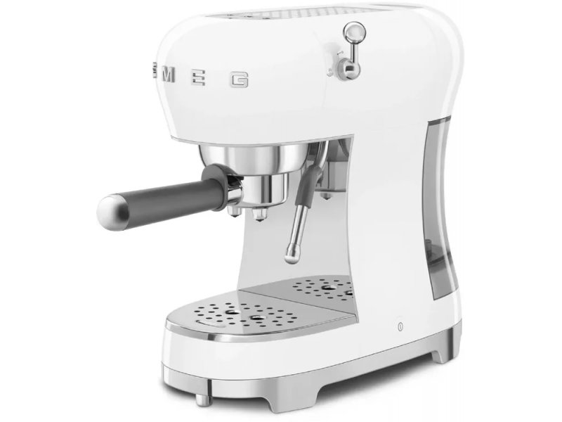 Smeg ECF02WHEU белая рожковая кофемашина — вид спереди, хромированная группа заваривания и трубка пара