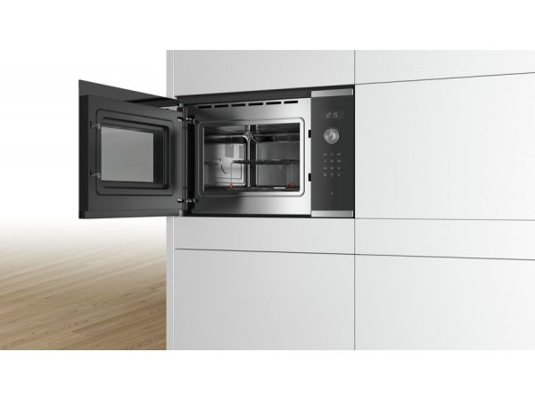 Bosch BEL554MS0 установленная в кухонный гарнитур с открытой дверцей, вид сбоку