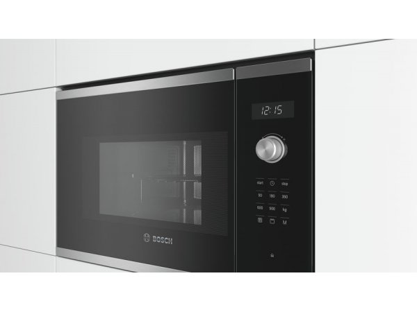 Bosch BEL554MS0 в закрытом состоянии в кухонном модуле, вид сбоку