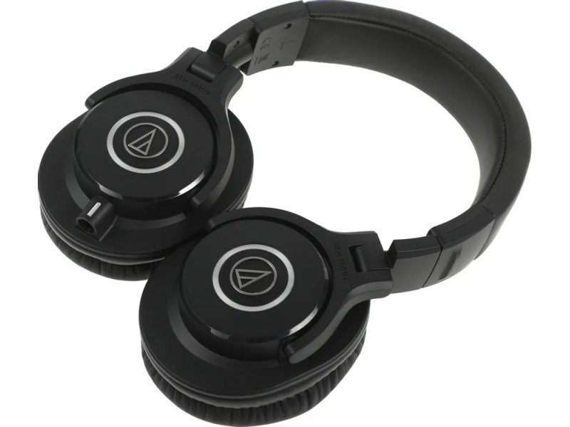 Audio-Technica ATH-M40X — три четверти вид, оголовье и чашки в рабочем положении