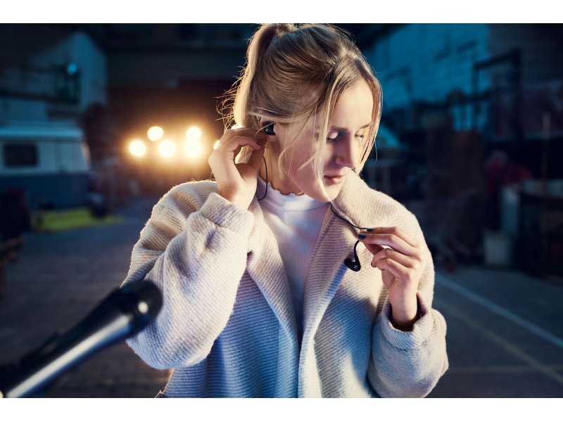 Sennheiser IE 100 Pro &mdash; вид сзади, разъём съёмного кабеля на корпусе наушника
