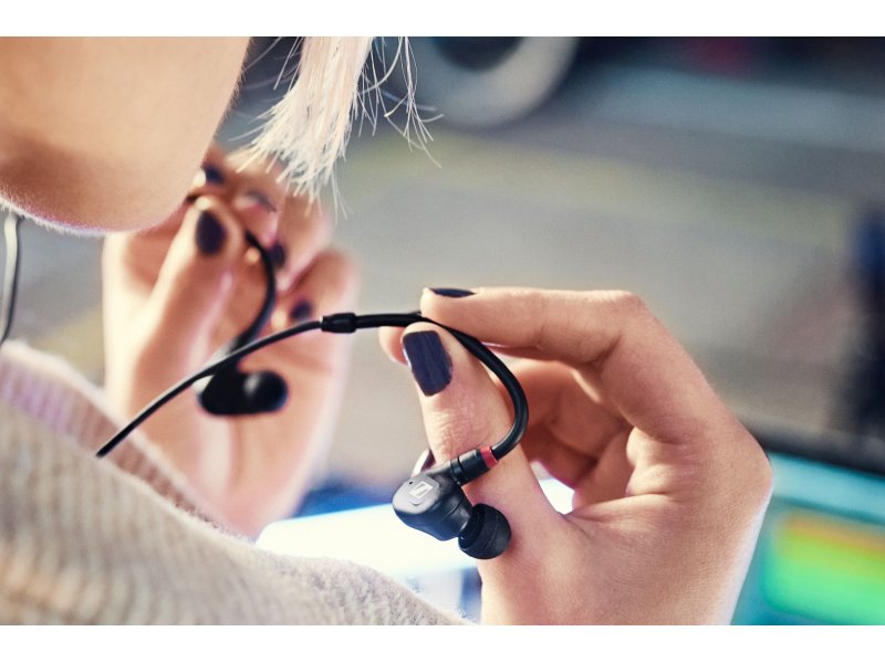 Sennheiser IE 100 Pro &mdash; комплект целиком: наушники, кабель, насадки, чехол
