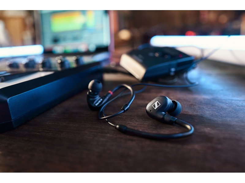 Sennheiser IE 100 Pro &mdash; крупный план динамического 10 мм драйвера через прозрачный корпус