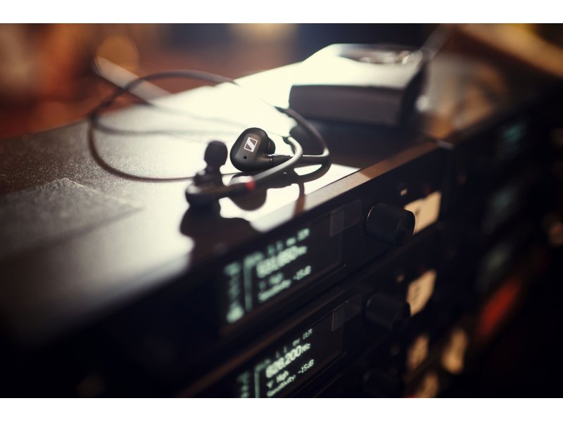 Sennheiser IE 100 Pro &mdash; упаковка и все элементы комплекта на плоской поверхности