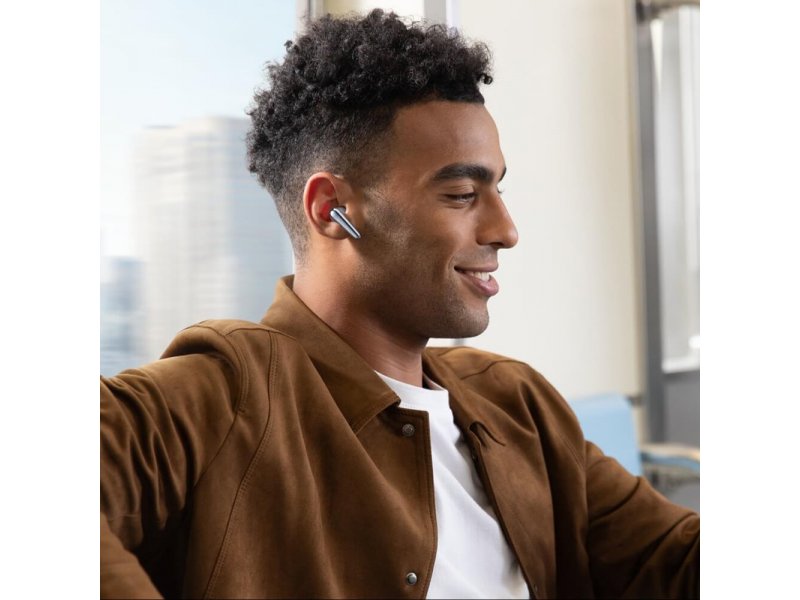Soundcore Liberty 4 Pro — кейс закрыт, глянцевая поверхность голубого цвета