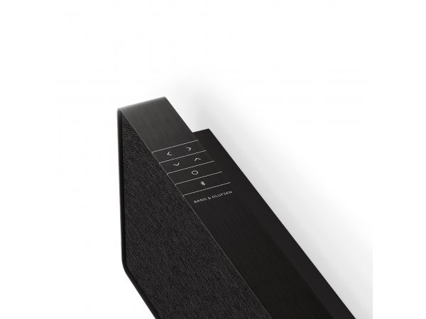 Bang Olufsen Beosound Stage — сенсорные кнопки управления и логотип на верхней панели
