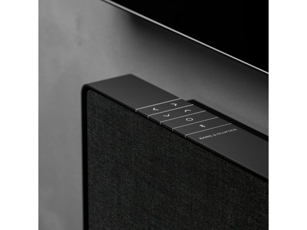 Bang Olufsen Beosound Stage — крупный план сенсорной панели управления громкостью и источниками