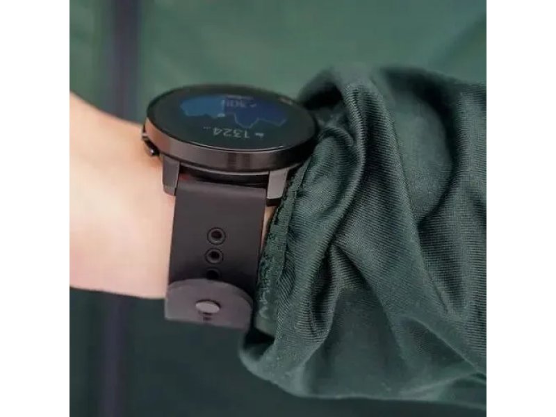 Suunto 9 Peak на руке — вид в использовании с тренировочными данными на экране