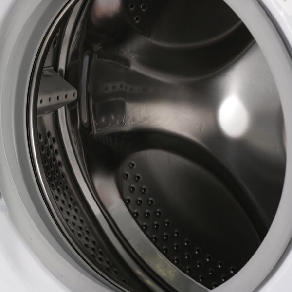 Indesit IWUC 4105 CIS — внутренний барабан 27 л, отверстия для равномерного распределения белья