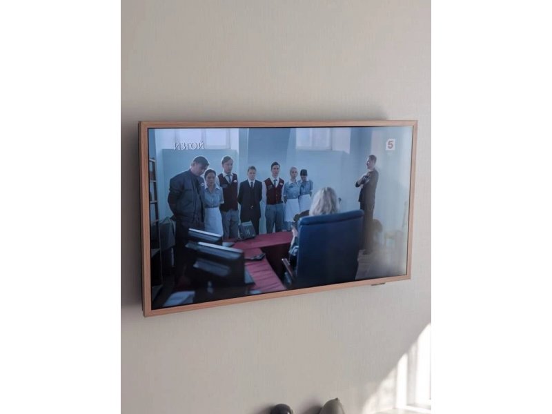 TCL 75A400 Pro на стене — качество изображения в интерьере, деревянная рамка и включённый экран