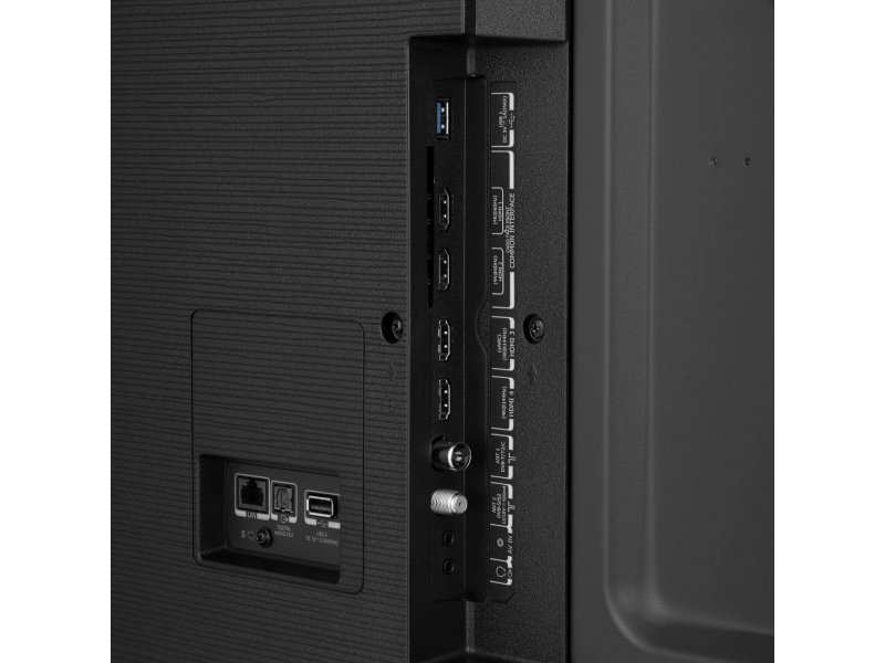 Toshiba 55Z670RE крупный план портов — четыре HDMI 2.1, два USB, аудиовыход, LAN, антенный вход
