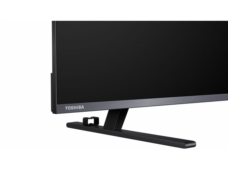 Toshiba 55Z680SE — крупный план нижней части корпуса с логотипом Toshiba и ножками подставки