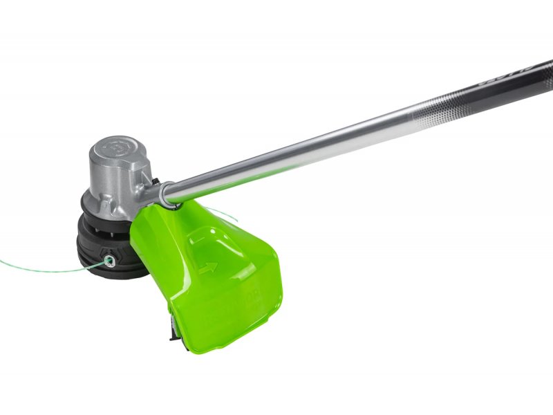 Greenworks GD82LTK2 — штанга и защитный экран, боковой профиль триммера