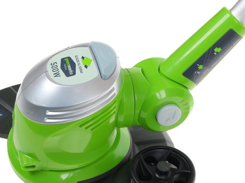 Greenworks GST5033M — крупный план двигателя и механизма подачи лески