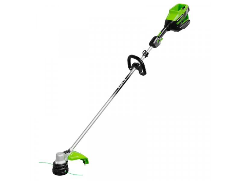 Greenworks ST121 общий вид — бесщёточный триммер 1200 Вт с зелёным двигателем сверху и режущей головкой с леской