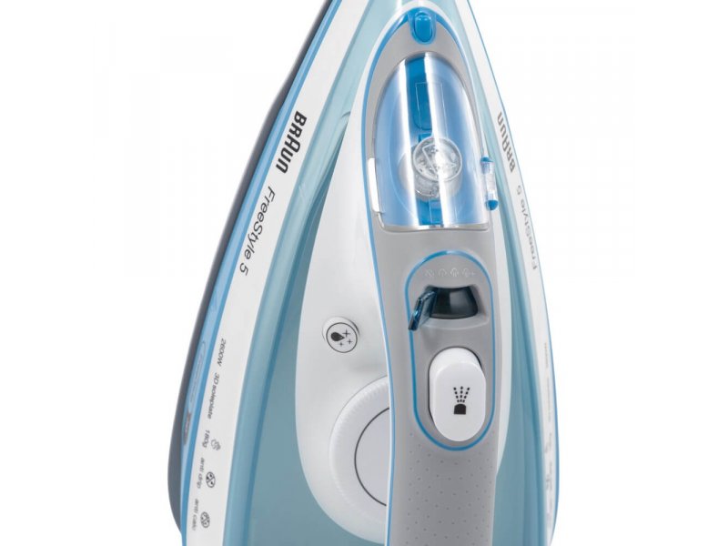 Braun SI5006BL керамическая подошва с паровыми отверстиями крупный план