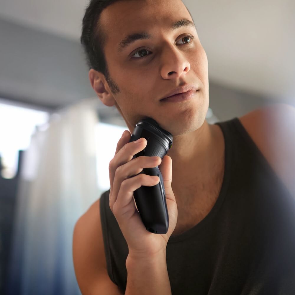 Philips X3021/00 у лица — эргономика и удобство захвата при бритье