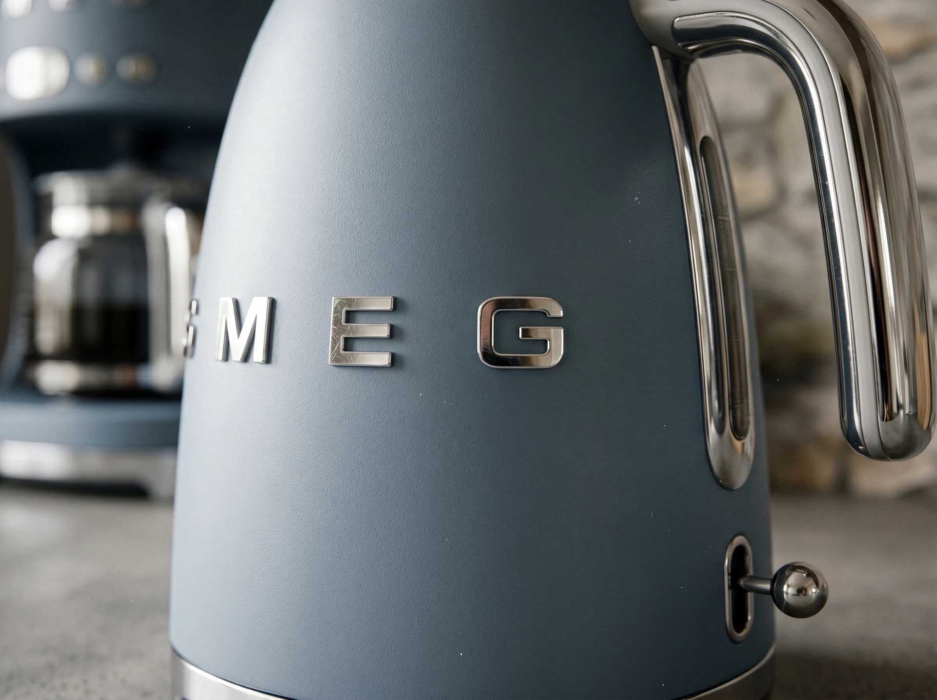 Smeg KLF03SBMEU синий — хромированные детали ручки и крышки крупным планом