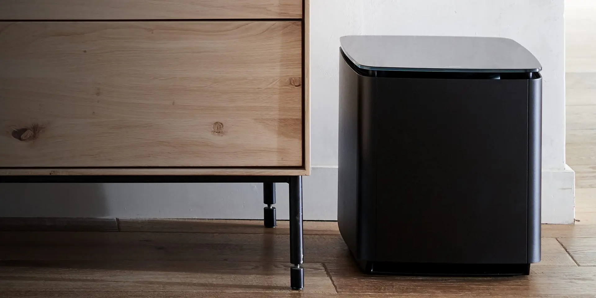 Bose Bass Module 700 Black &mdash; общий вид сабвуфера в стеклянном корпусе
