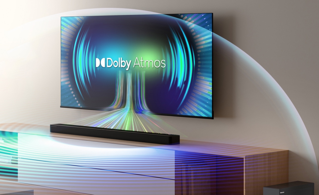 Hisense HS2100 под телевизором на стене с логотипом Dolby Atmos на экране