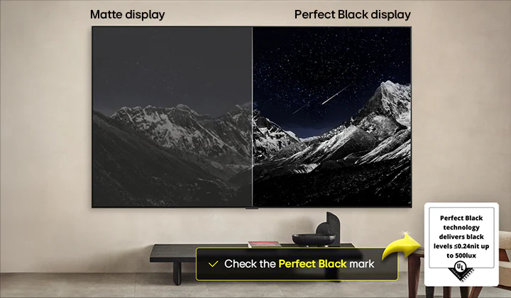 Гостиная с закрепленным на стене LG OLED TV. На телевизоре изображение горного массива на фоне вечернего темного неба со звездами. Изображение разделено пополам. На одной стороне — затемненная сероватая версия пейзажа под названием «Матовый дисплей». На другой — более эстетичная картинка с более широким диапазоном черного и белого. Название — «Идеальный черный дисплей».