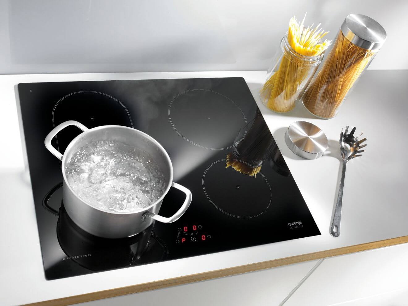 Gorenje GI6401BCE встроена в столешницу угловой вид сковорода с шоколадом