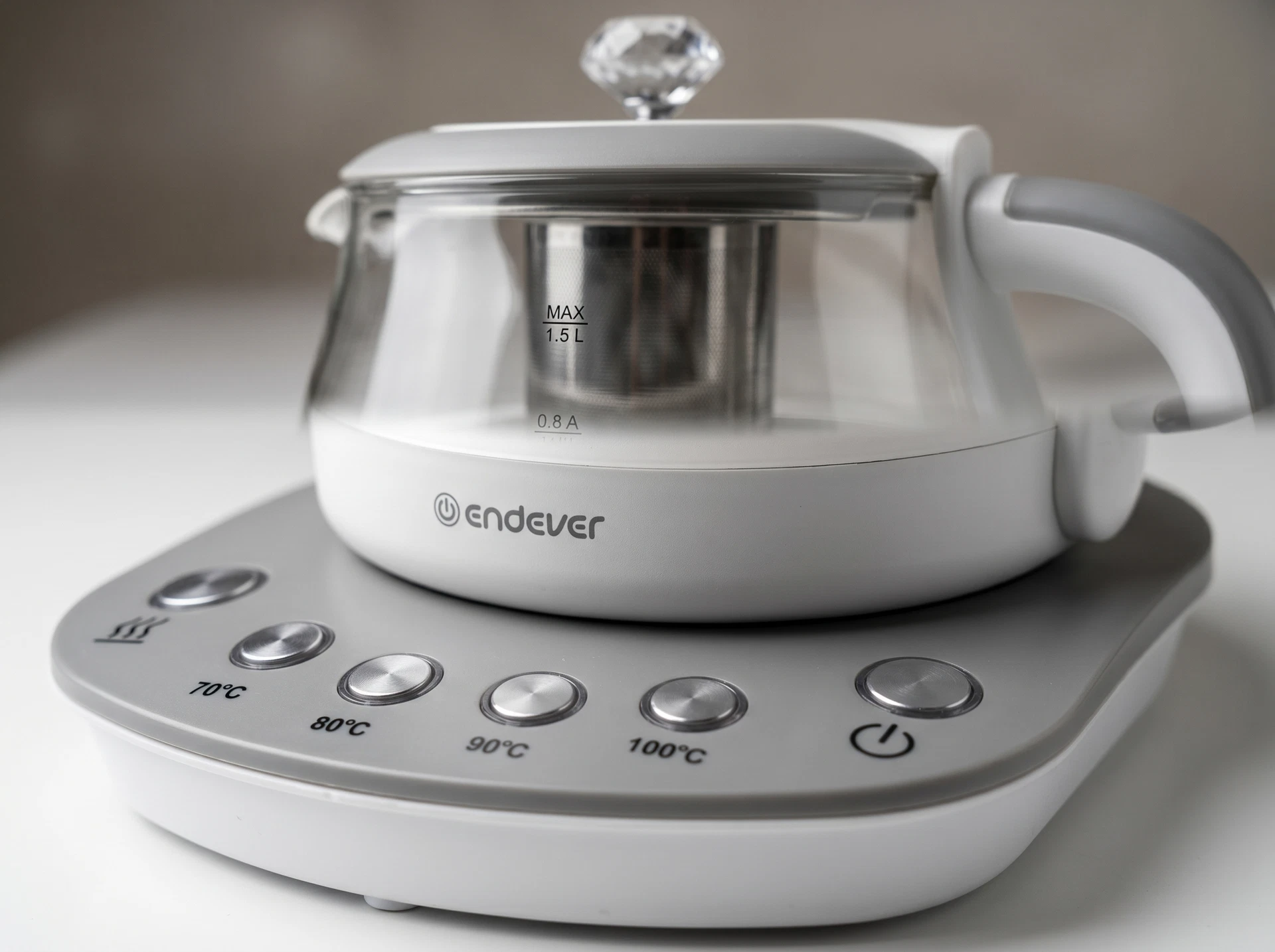 Endever Skyline KR-364G белый — детальный вид корпуса из нержавеющей стали и стекла в интерьере