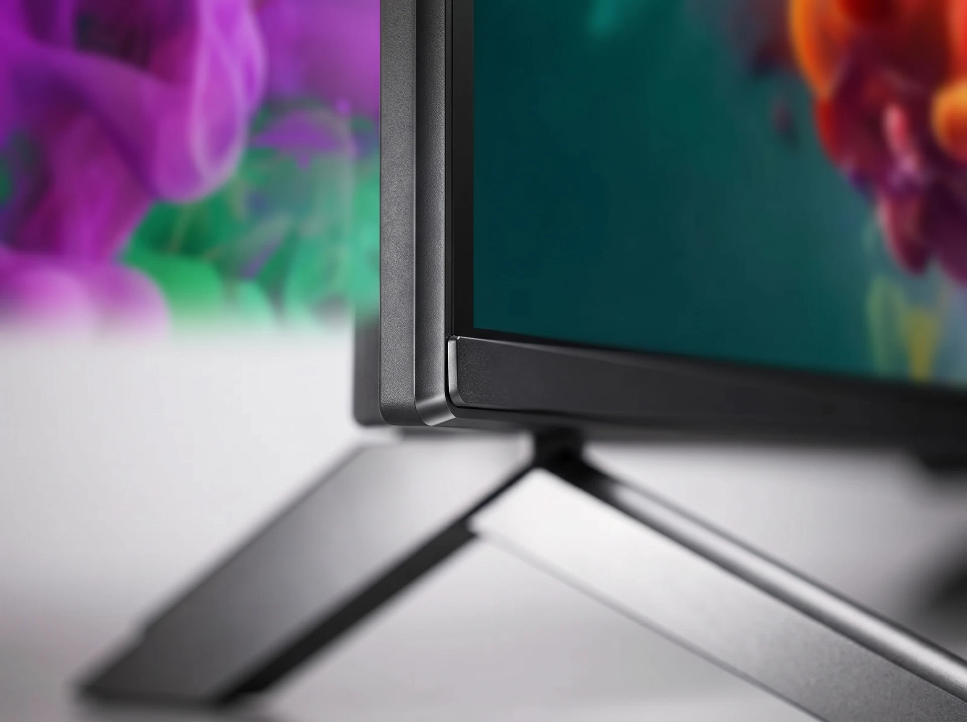 LG 55QNED85B6C в интерьере — телевизор на подставке в современной гостиной