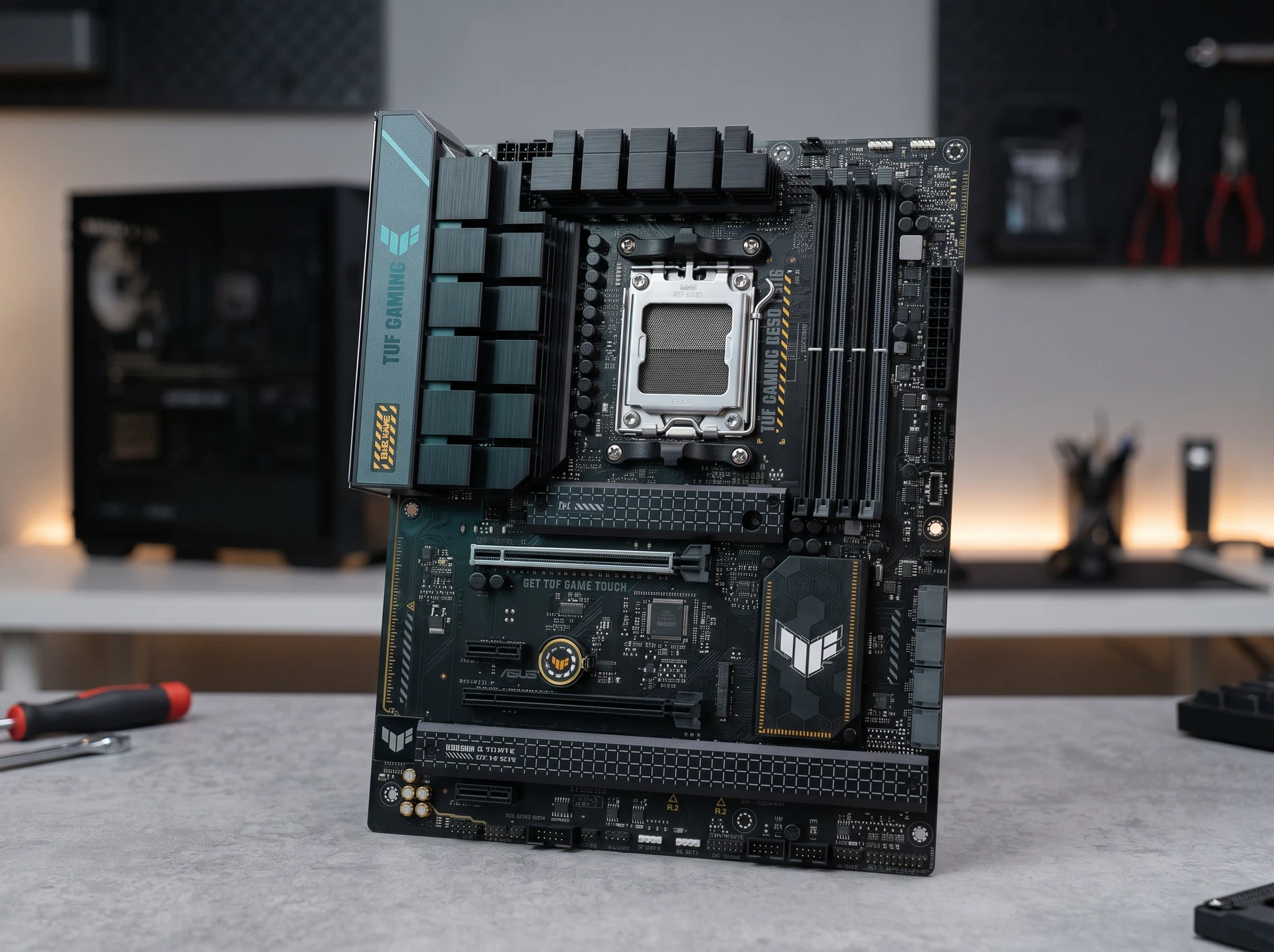 Материнская плата Asus Tuf Gaming B650-plus, Socket AM5, AMD B650, ATX, RTL [90MB1BY0-M0EAY0] - фото в интерьере